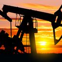 paisaje industrial. Bombas de aceite contra el sol poniente.