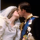 En esta fotografía de archivo del 29 de julio de 1981, el príncipe Carlos de Gran Bretaña besa a su novia, la princesa Diana, en el balcón del Palacio de Buckingham en Londres, después de su boda. El príncipe Carlos no pudo asistir al homenaje debido a las restricciones por el coronavirus.
