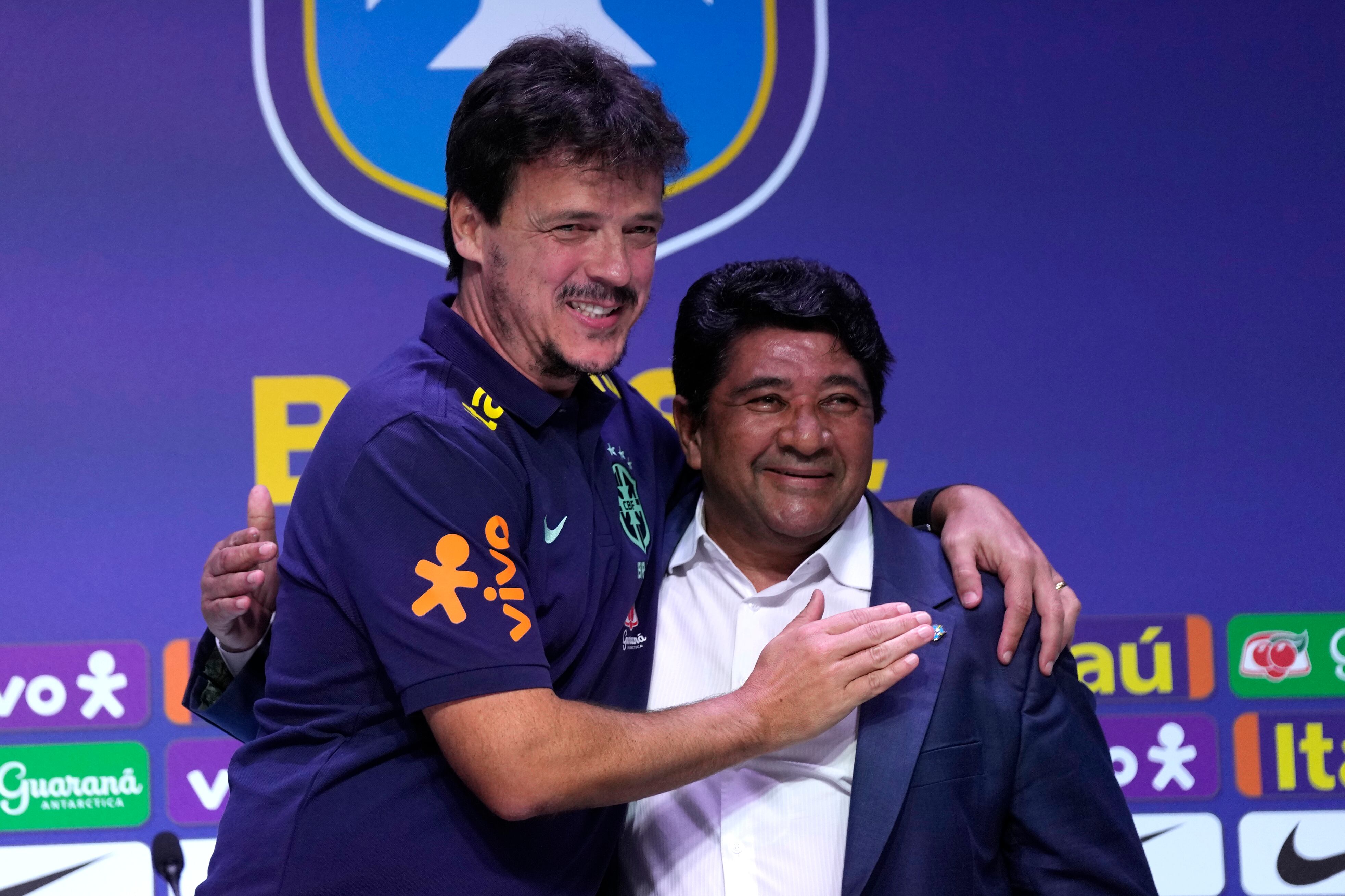 ARCHIVO - Foto del 5 de julio del 2023, el seleccionador de Brasil Fernando Diniz junto al presidente de la Confederación de Fútbol de Brasil Ednaldo Rodrigues se saludan durante su presentación en Río de Janeiro. El jueves 7 de octubre del 2023, un tribunal de Sao Paulo remueve a Rodrigues de su posición por irregularidades en su elección. (AP Foto/Silvia Izquierdo, Archivo)