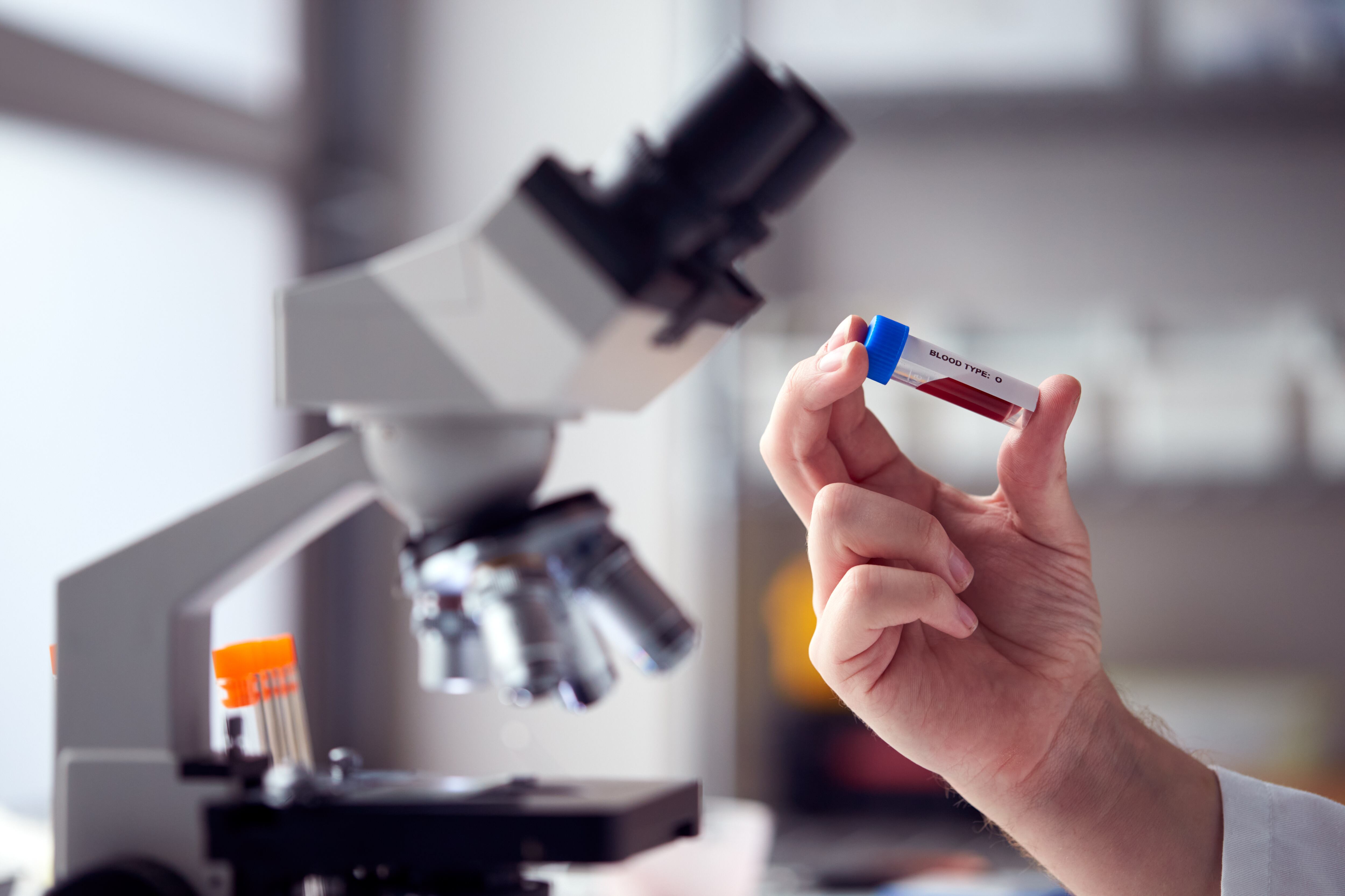 Investigadores trabajan en el cultivo de glóbulos rojos Rh-nulo, la sangre más rara del mundo, en busca de crear una fuente segura y universal para pacientes con tipos sanguíneos incompatibles.