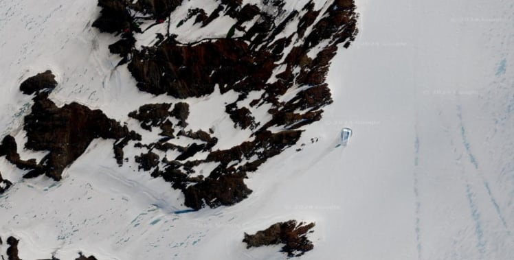 La curiosidad sobre una extraña formación en la Antártida, identificada como una “puerta de hielo”, ha llevado a expertos en glaciología a examinar la imagen y revelar que, en realidad, se trata de un iceberg varado en el hielo.