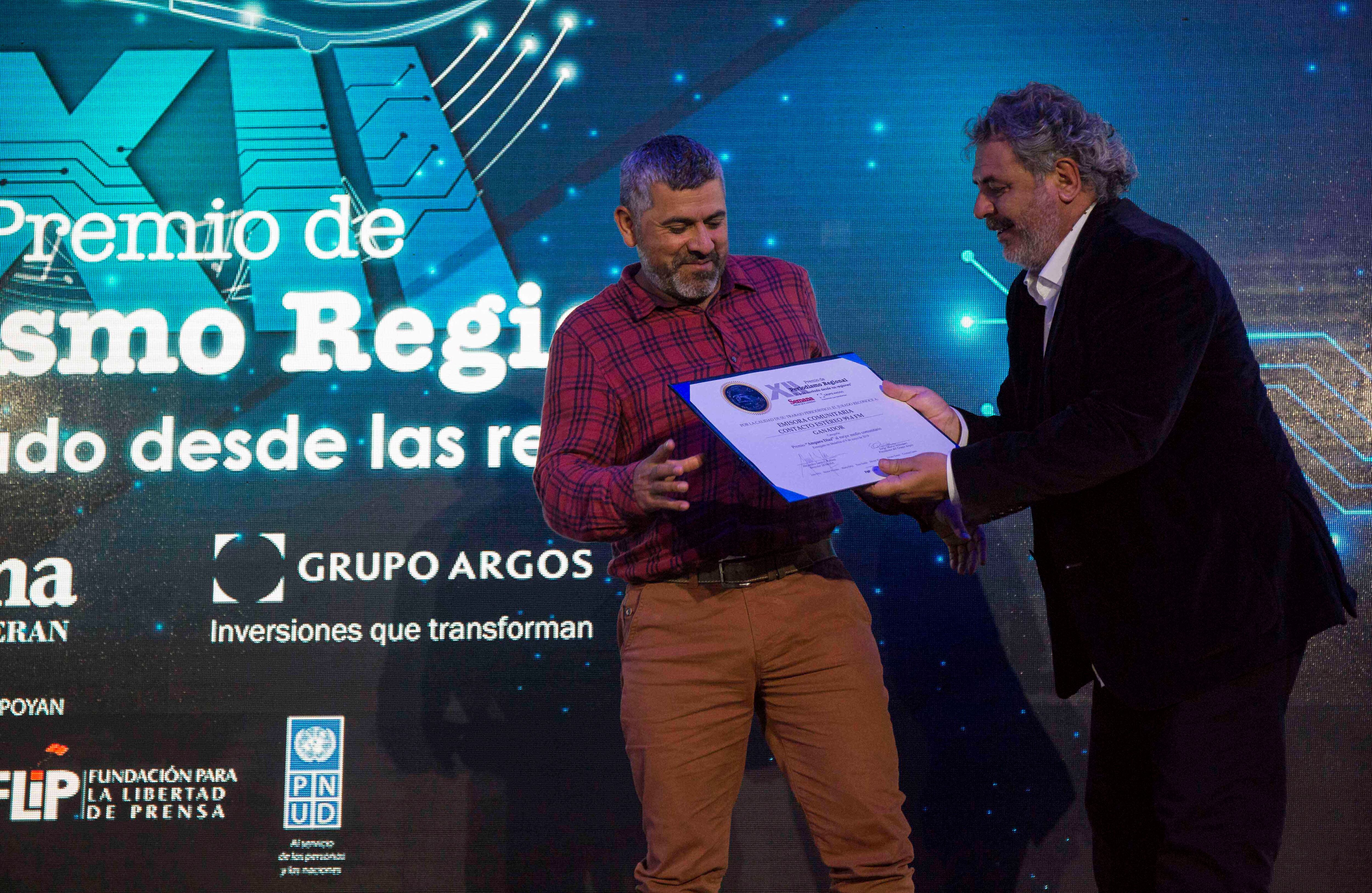 El premio al Mejor medio comunitario “Amparo Díaz” fue entregado a Carlos Alberto Pérez y el equipo que conforma la emisora Comunitaria Contacto Estéreo en Cajibio (Cauca).