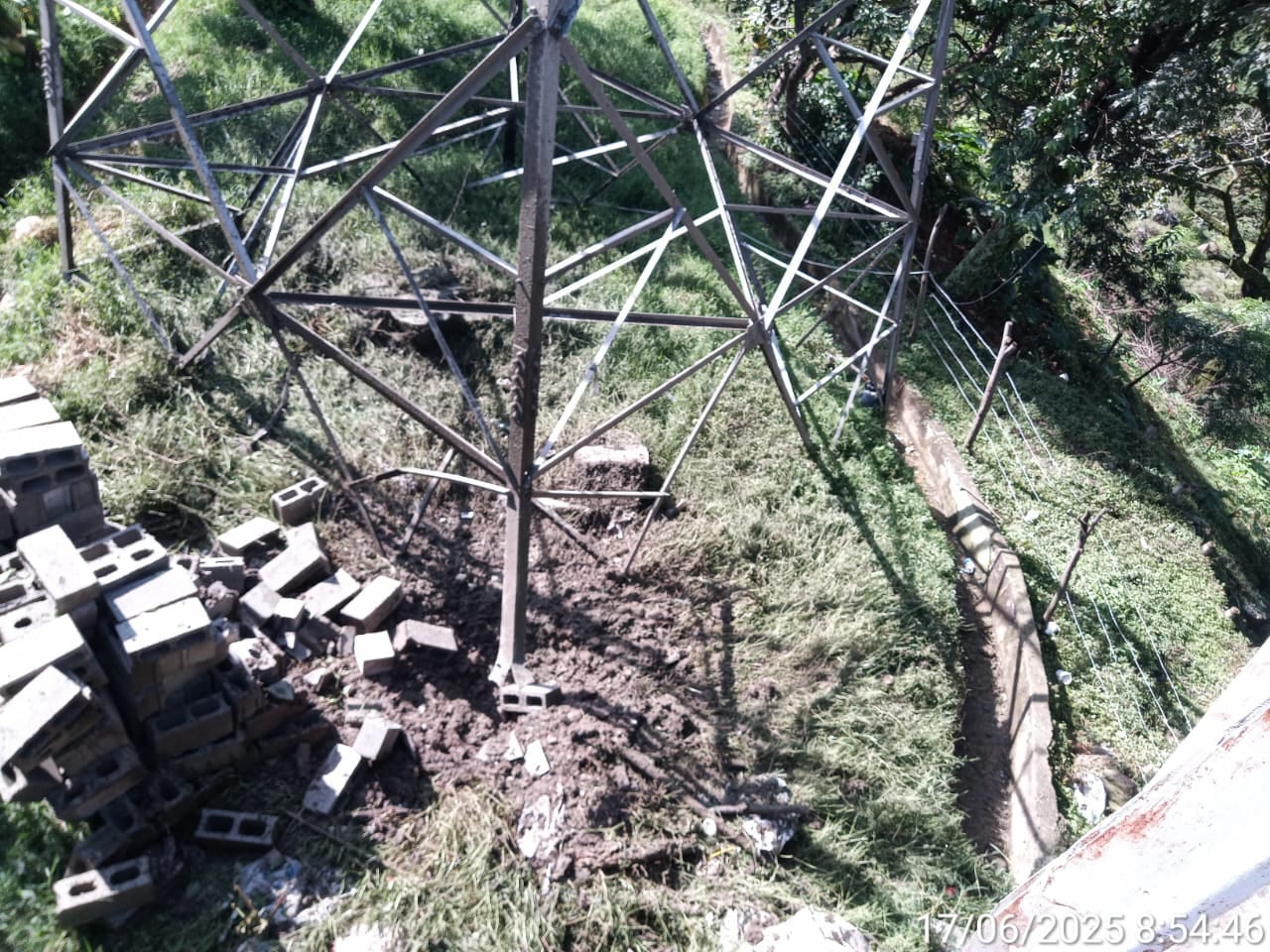 Torre donde detonaron un artefacto explosivo en La Asomadera, en Medellín.