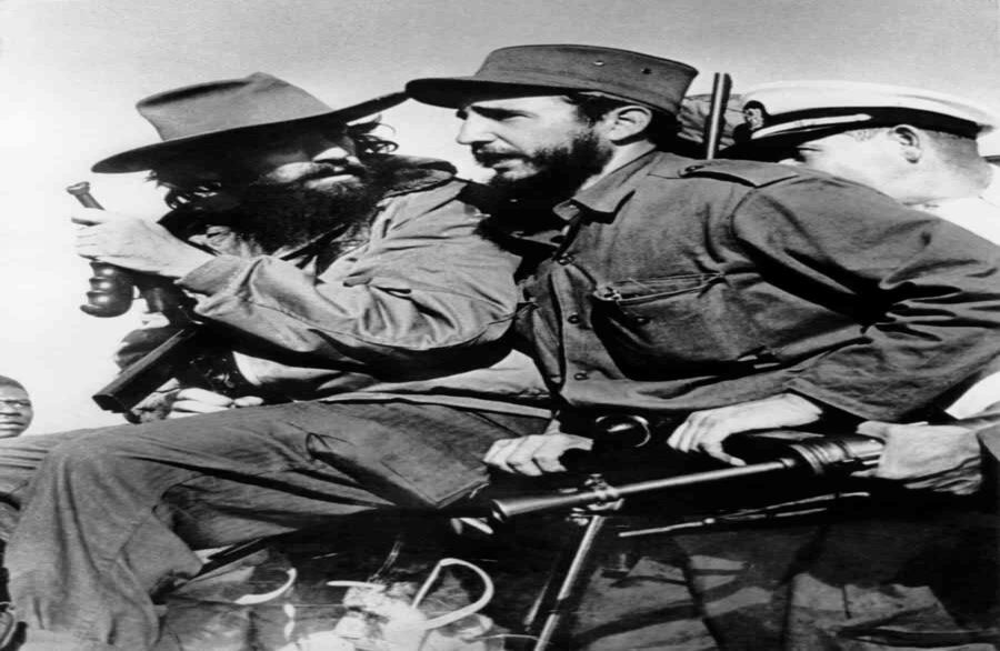 Esta foto de archivo tomada el 8 de enero de 1959 muestra a los líderes rebeldes cubanos Fidel Castro (R) y Camilo Cienfuegos (L) entrando en La Habana tras la victoria sobre las fuerzas del dictador cubano Fulgencio Batista. Foto: AFP