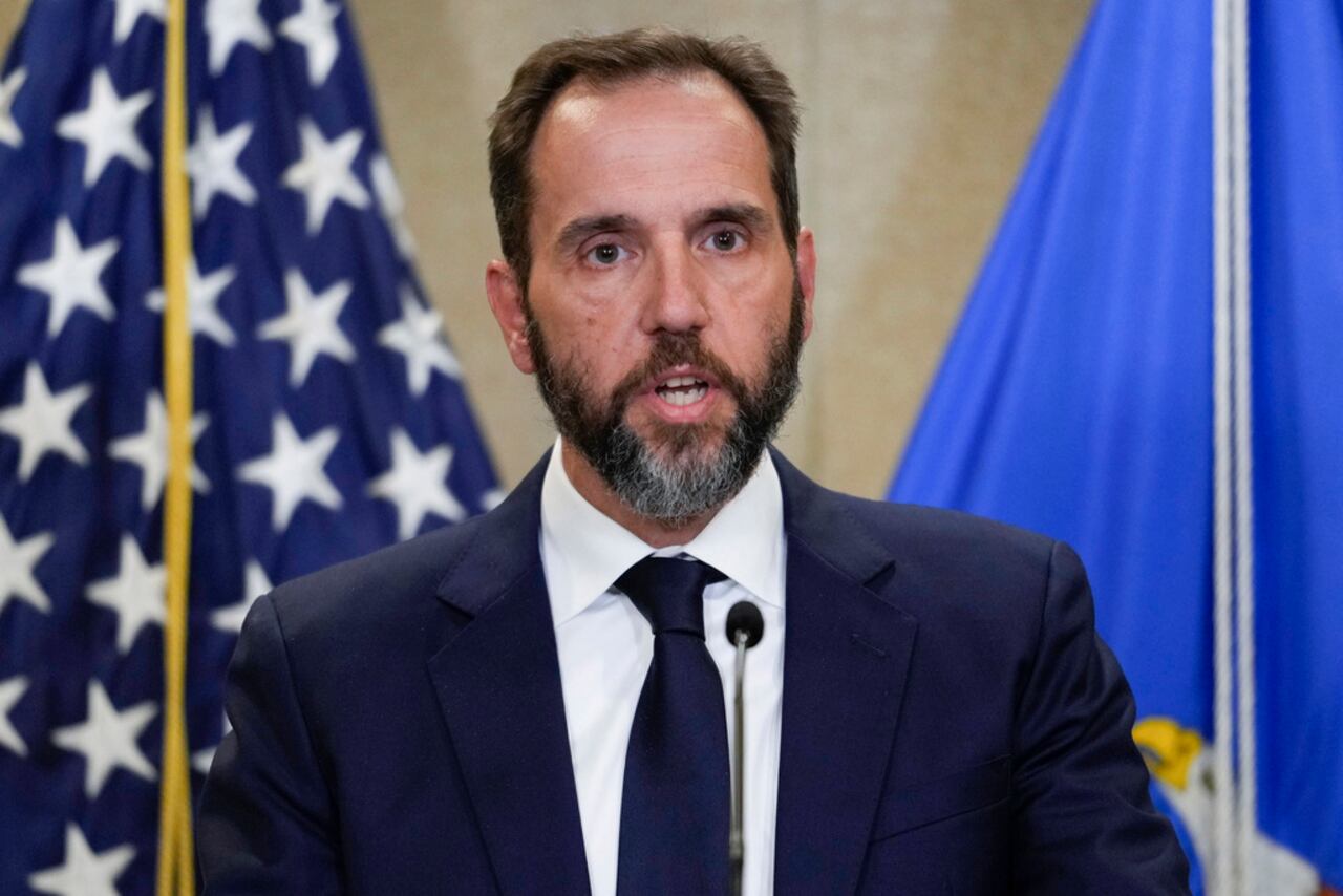 El fiscal especial Jack Smith durante una conferencia de prensa sobre la acusación formal al expresidente Donald Trump, el 1 de agosto de 2023, en la oficina del Departamento de Justicia, en Washington. (AP Foto/J. Scott Applewhite, Archivo)
