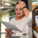 Imagen de referencia de mujer preocupada por la factura de energía.