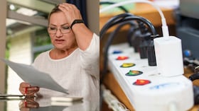 Imagen de referencia de mujer preocupada por la factura de energía.