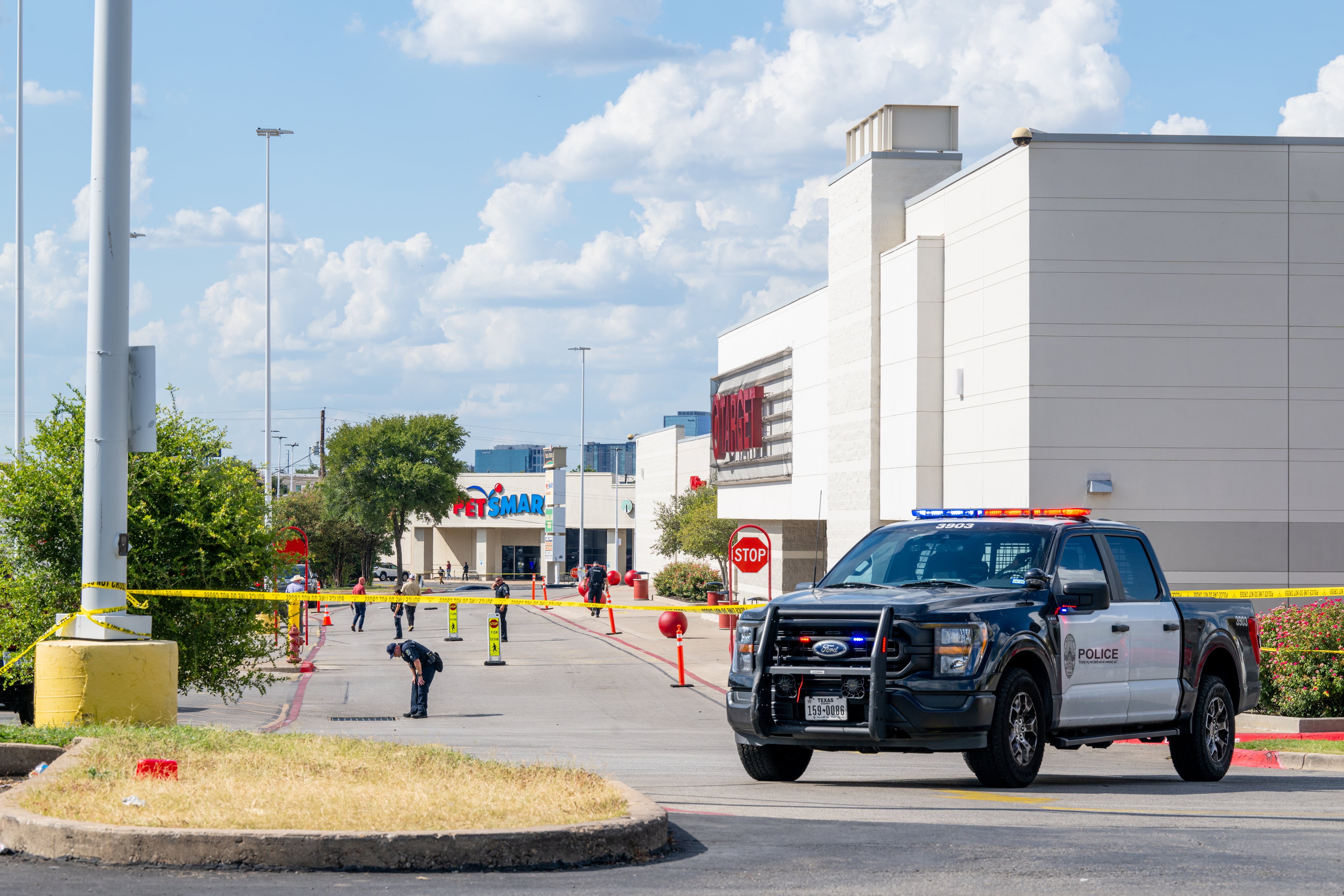 Tres personas murieron después de que un hombre armado abriera fuego en el estacionamiento de una tienda Target en el norte de Austin.