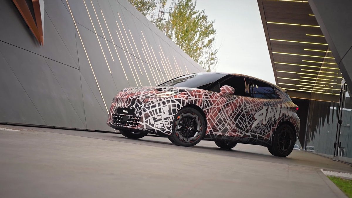 La plantilla del Barcelona probó una versión prelanzamiento del Cupra Raval.