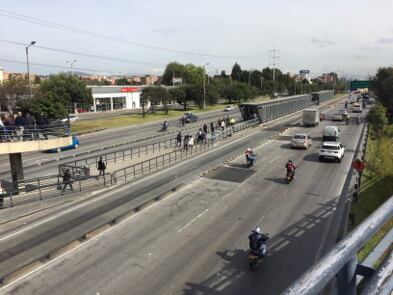 La estación parece no ser muy concurrida. Esto hace que la ciudadanía considere aún más innecesaria la construcción del puente.