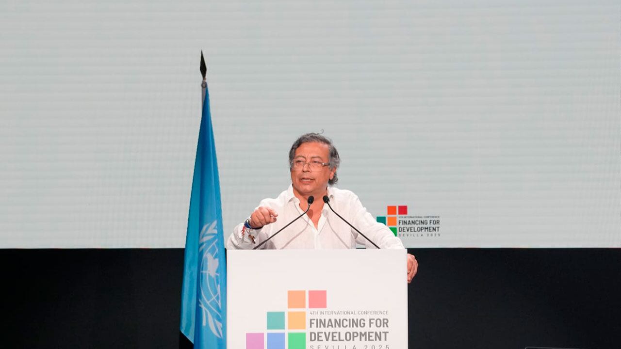 Gustavo Petro durante su discurso en el evento de Sevilla, España.