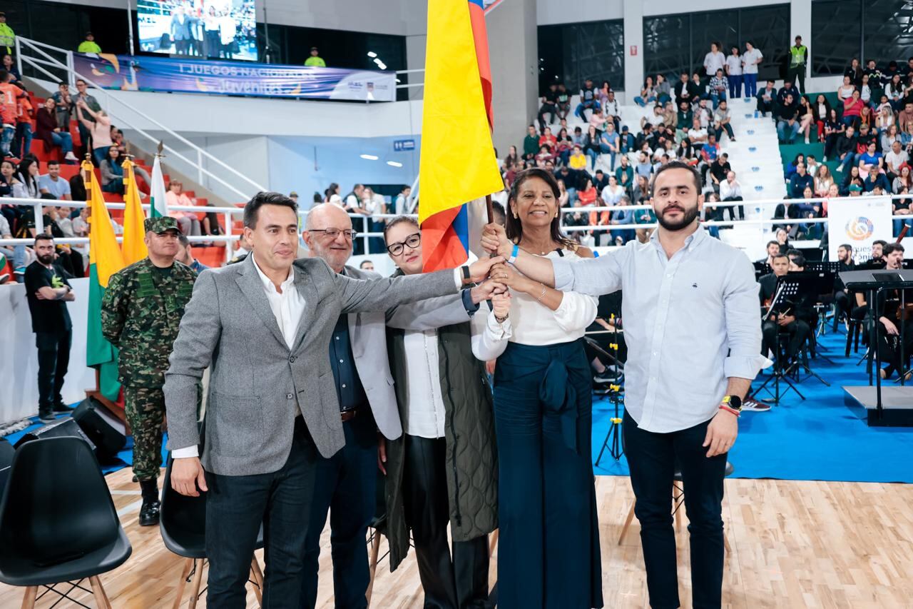 El gobernador de Caldas, Henry Gutiérrez, y el alcalde de Manizales, Jorge Rojas, entregándole la bandera al gobernador de Córdoba Erasmo Zuleta.