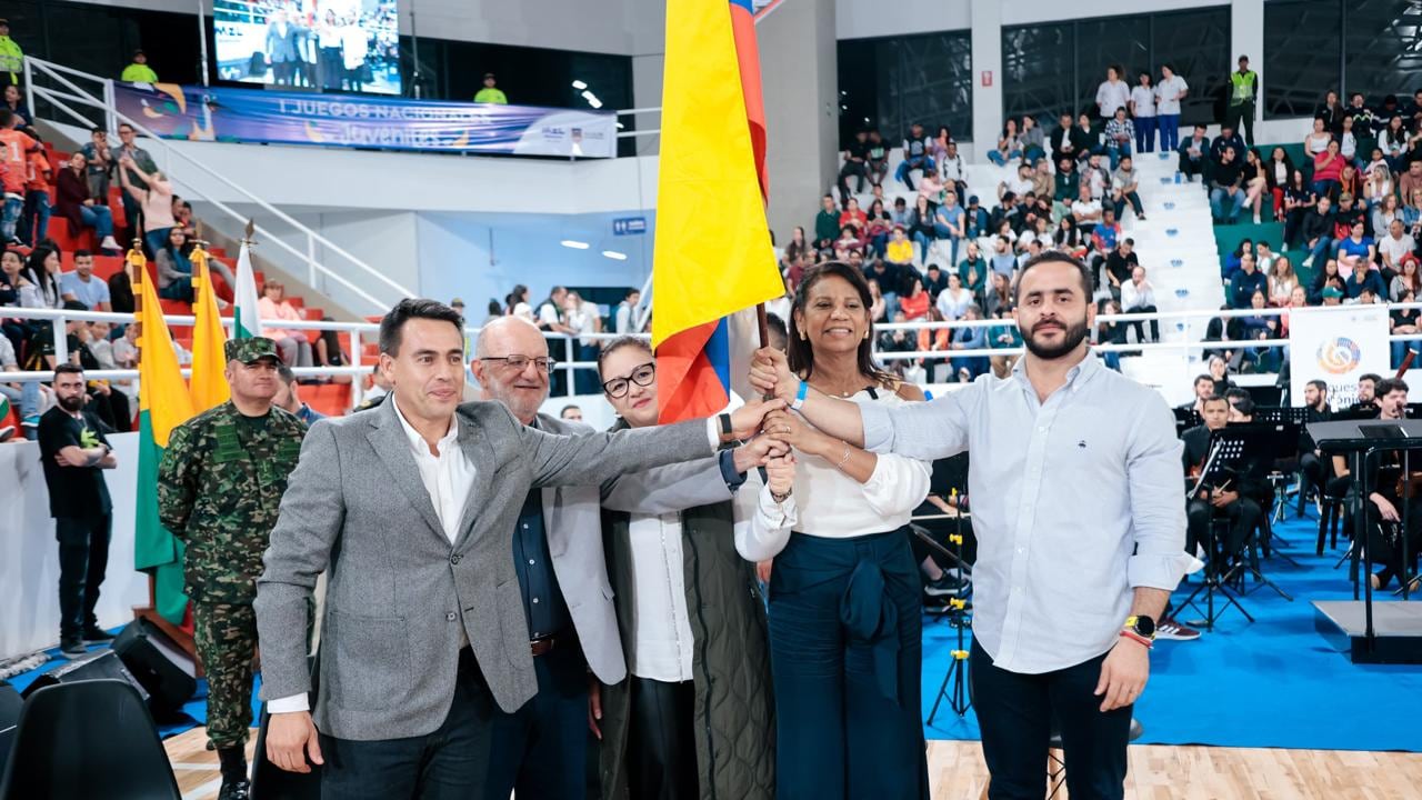 El gobernador de Caldas, Henry Gutiérrez, y el alcalde de Manizales, Jorge Rojas, entregándole la bandera al gobernador de Córdoba Erasmo Zuleta.