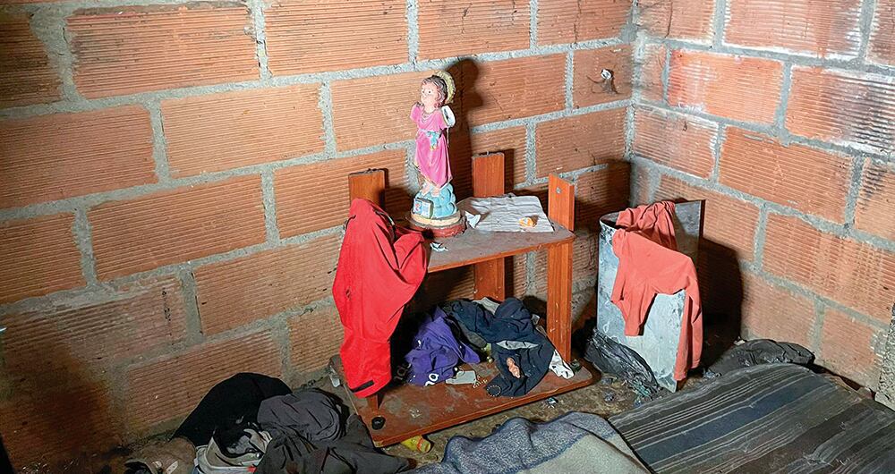 Alias la Bruja se encarga de canalizar las “fuerzas del mal”. 