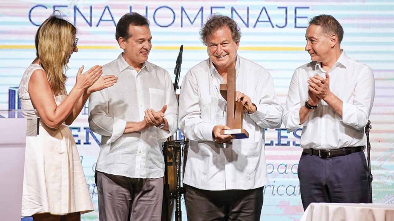 Núria Vilanova, presidenta de Ceapi; Víctor O. Bisonó, ministro de Industria, Comercio y Mipymes, de República Dominicana; Jaime Gilinski, presidente del Grupo Gilinski, y Fernando Quijano, director de La República, en la entrega del Premio Enrique V. Iglesias.