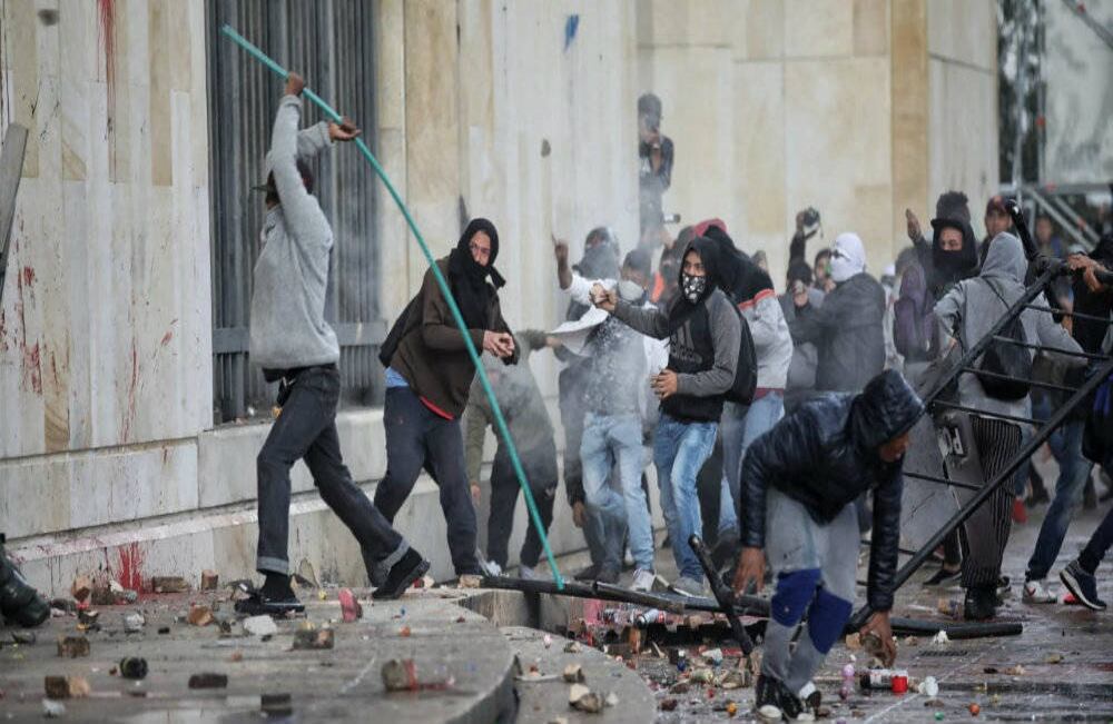 Un grupo de jóvenes quitó la malla de seguridad del Palacio de Justicia y rayó las paredes. Desde ahí lanzaban piedras a los uniformados de la Policía.