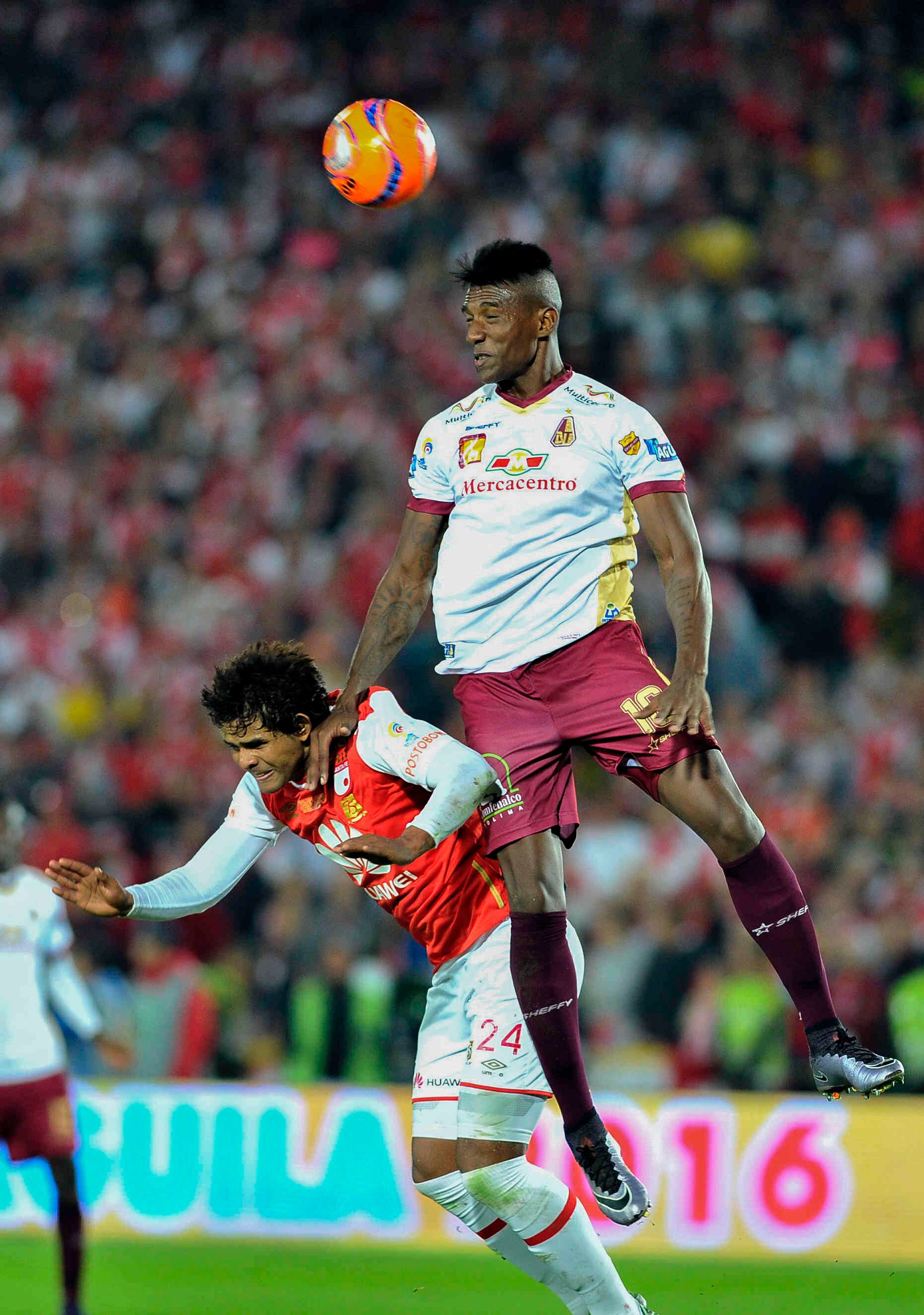 Sergio Mosquera, del Tolima, gana el salto a Humberto Osorio, del Santa Fe, durante el partido de vuelta de la final del torneo de fútbol profesional colombiano, el domingo 18 de diciembre de 2016, en el Campín, en Bogotá. Al finalizar el partido, los cardenales alcanzaron su novena estrella al derrotar 1-0 a los tolimenses, con un gol de Héctor Urrego.