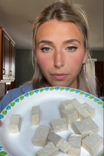 El ingrediente especial sugerido por la joven es tofu congelado.