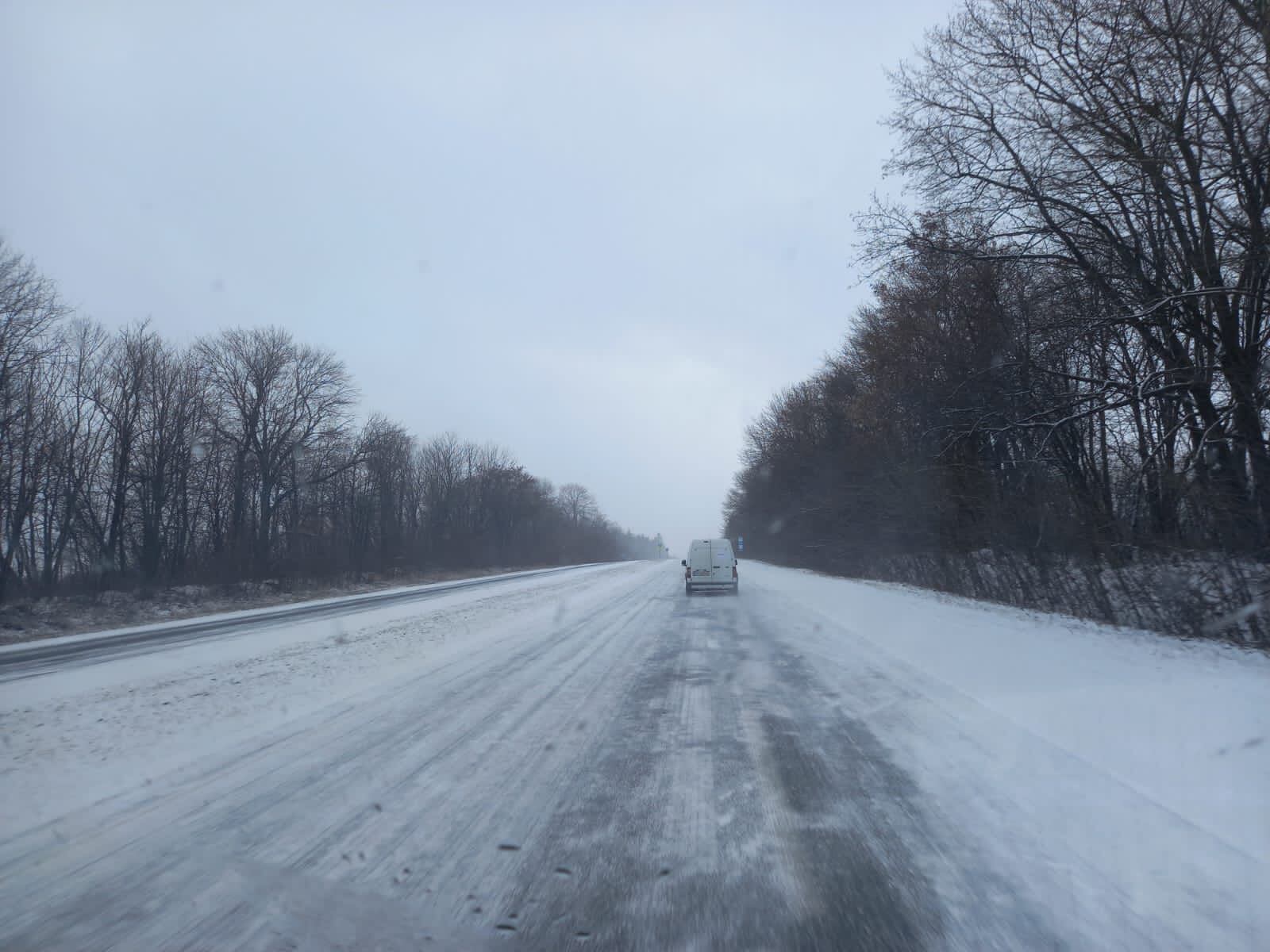 FOTO (VÍA NIEVE):  Las bajas temperaturas agravan aún más la situación de los ucranianos. Vía que conduce a Kiev