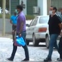 En las imágenes se ve a Saab en el momento de ser trasladado; luciendo una camisa negra y un blue jeans; también se le ve esposado y escoltado por policías.