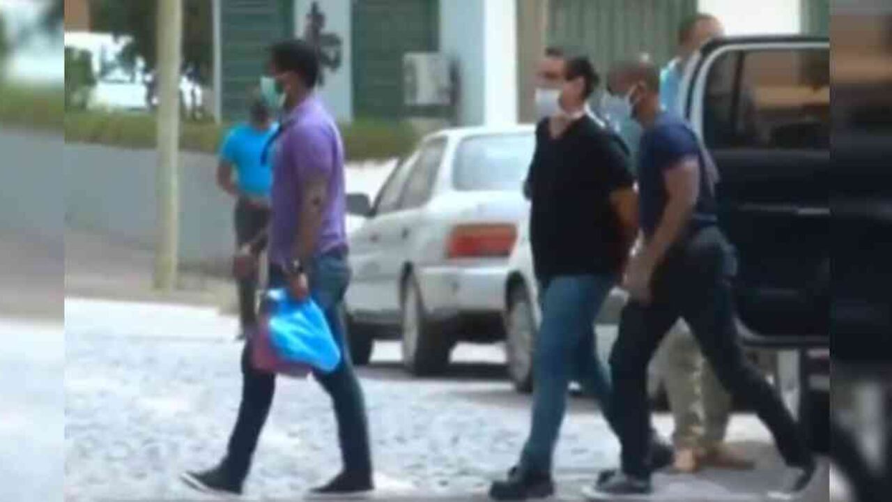 En las imágenes se ve a Saab en el momento de ser trasladado; luciendo una camisa negra y un blue jeans; también se le ve esposado y escoltado por policías.