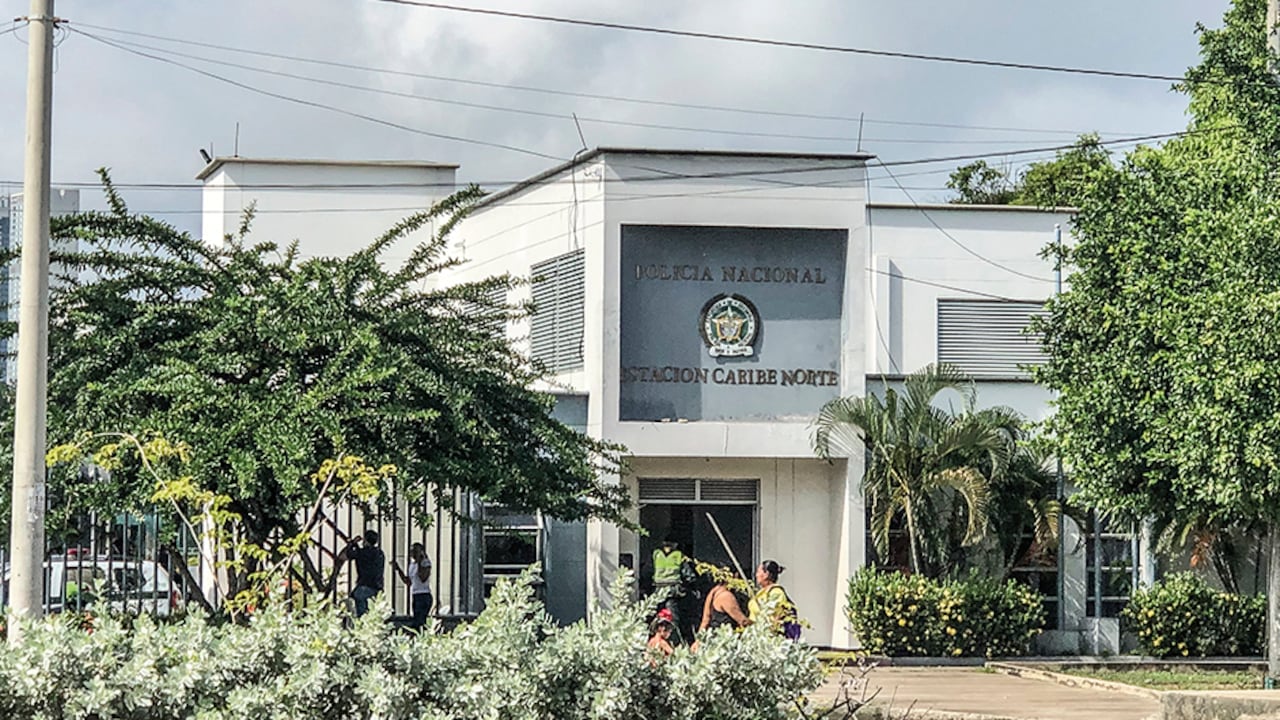 En la estación de Policía de Chambacú, en pleno centro de Cartagena, hay de forma permanente más de 20 policías. Allí ocurrió la violación masiva.
