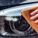 Limpiar los faros del carro ayuda a prevenir accidentes.