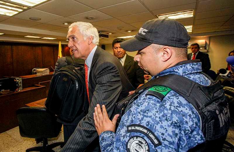 La justicia llegó en el 2016. Al exalcalde lo hundió el testimonio de su secretario de Salud, Héctor Zambrano, quien para rebajar su pena aceptó su responsabilidad en ese desfalco y testificó contra su exjefe.