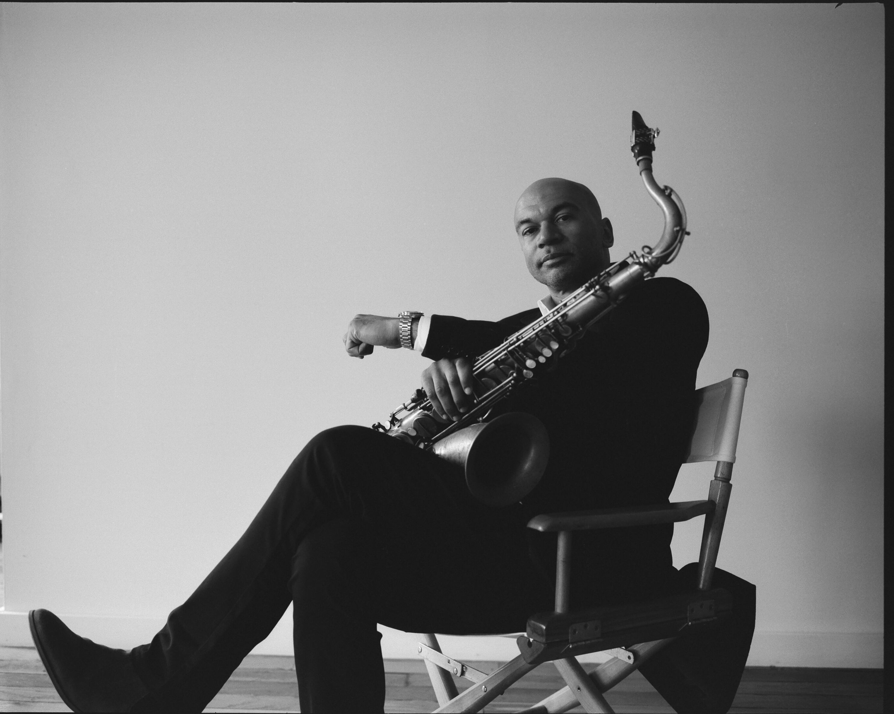 Aunque su base musical está en el jazz, Walter Smith III ha tenido una variedad de influencias que van más allá de los saxofonistas tradicionales. A lo largo de su carrera, ha mencionado a músicos como John Coltrane y Wayne Shorter, pero también a Radiohead y D’Angelo como inspiraciones que han moldeado su enfoque único hacia la música.