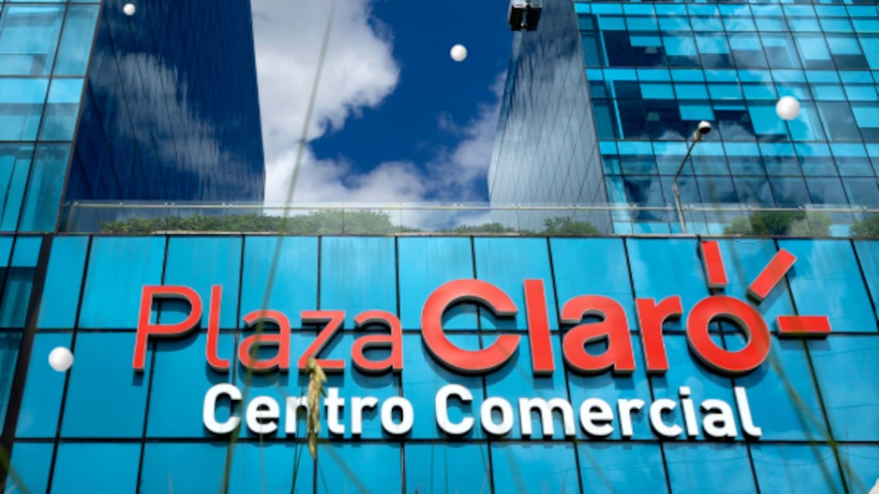 Fachada del centro comercial Plaza Claro.