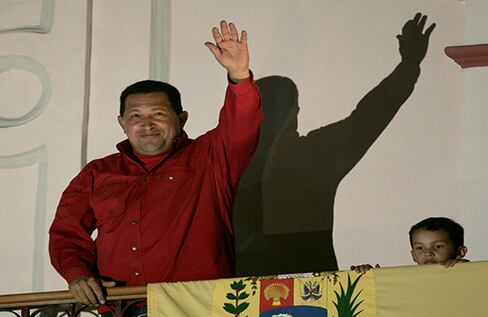 Chávez celebrando su victoria en e referendo de 2009 que le permitiría ser elegido presidente ilimitadamente.