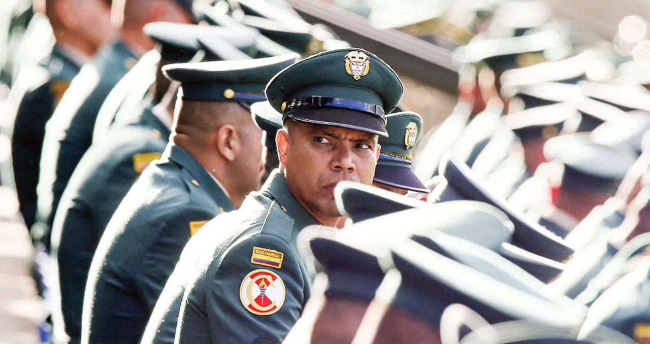 El plan para multiplicar las pensiones de policías y militares, según la denuncia conocida por SEMANA, se habría convertido en un negocio en las oficinas de recursos humanos. Con base en fallos judiciales, logran aumentar la mesada.