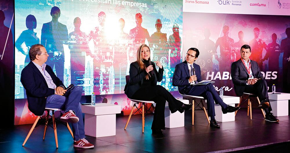 Santiago Pinzón, vicepresidente de Transformación Digital de la Andi; Adriana Garcés, directora de Talent Solutions en ManpowerGroup Colombia; Yesid Lancheros, subdirector de Información de SEMANA, y Mauricio Rey, decano de Innovación y Desarrollo Digital de la Universidad Sergio Arboleda.