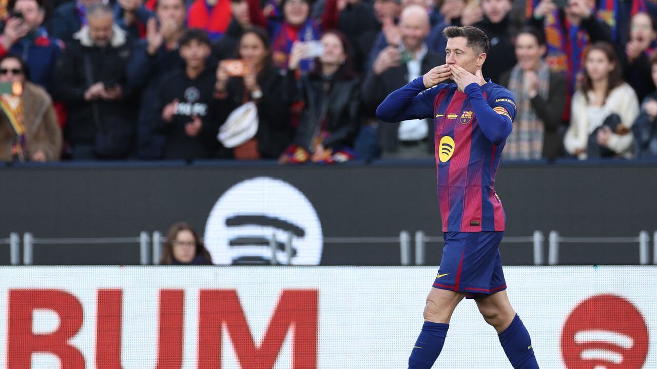 El atacante del Barcelona, Robert Lewandowski, celebra su octavo gol en 10 partidos, en la presente Liga de España, tras marcarle al Bilbao. (Foto Josep LAGO / AFP)