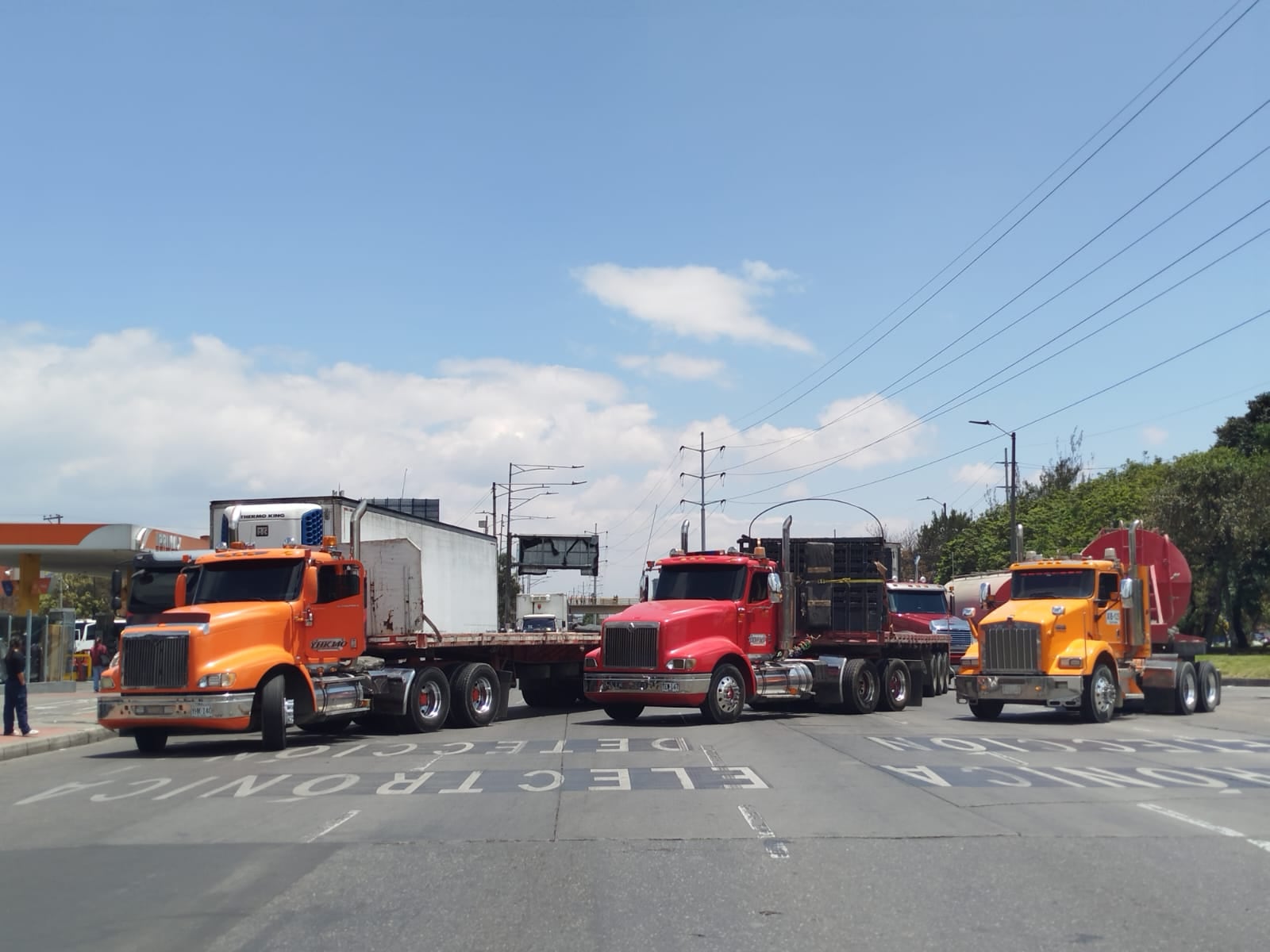 Paro de transportadores y camiones, en la autopista norte con 187