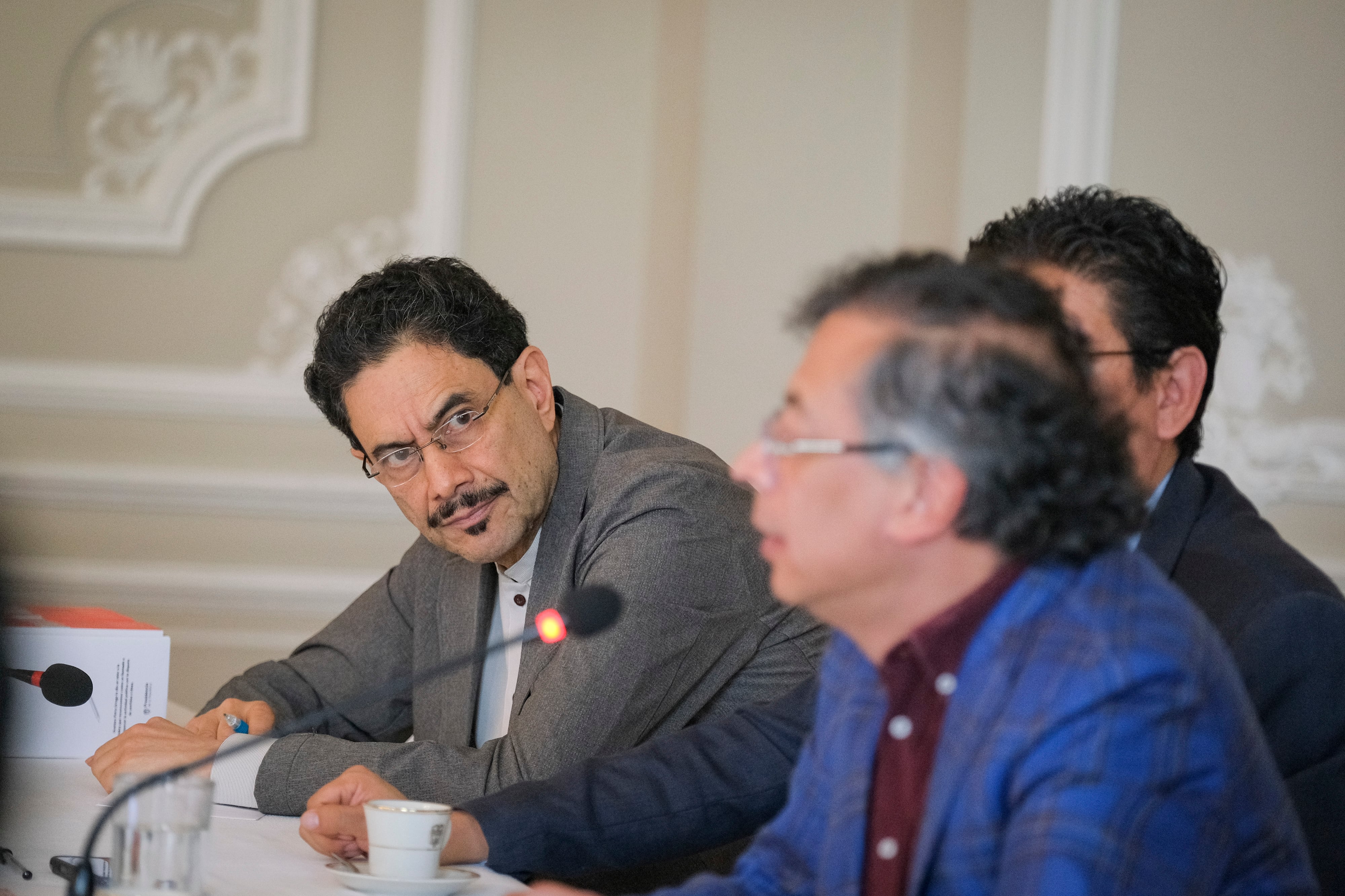 Iván Cepeda participó en la reunión junto con senadores y representantes de la coalición oficialista.