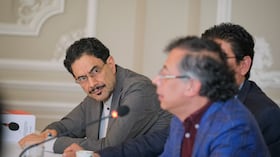 Iván Cepeda participó en la reunión junto con senadores y representantes de la coalición oficialista.