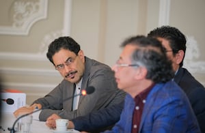 Iván Cepeda participó en la reunión junto con senadores y representantes de la coalición oficialista.