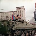 Un soldado con una bandera rusa en la mano festeja desde su tanque el anuncio de que un golpe de estado había fracasado el 21 de agosto de 1991 en Moscú. (AP Photo/Czarek Sokolowski, File)