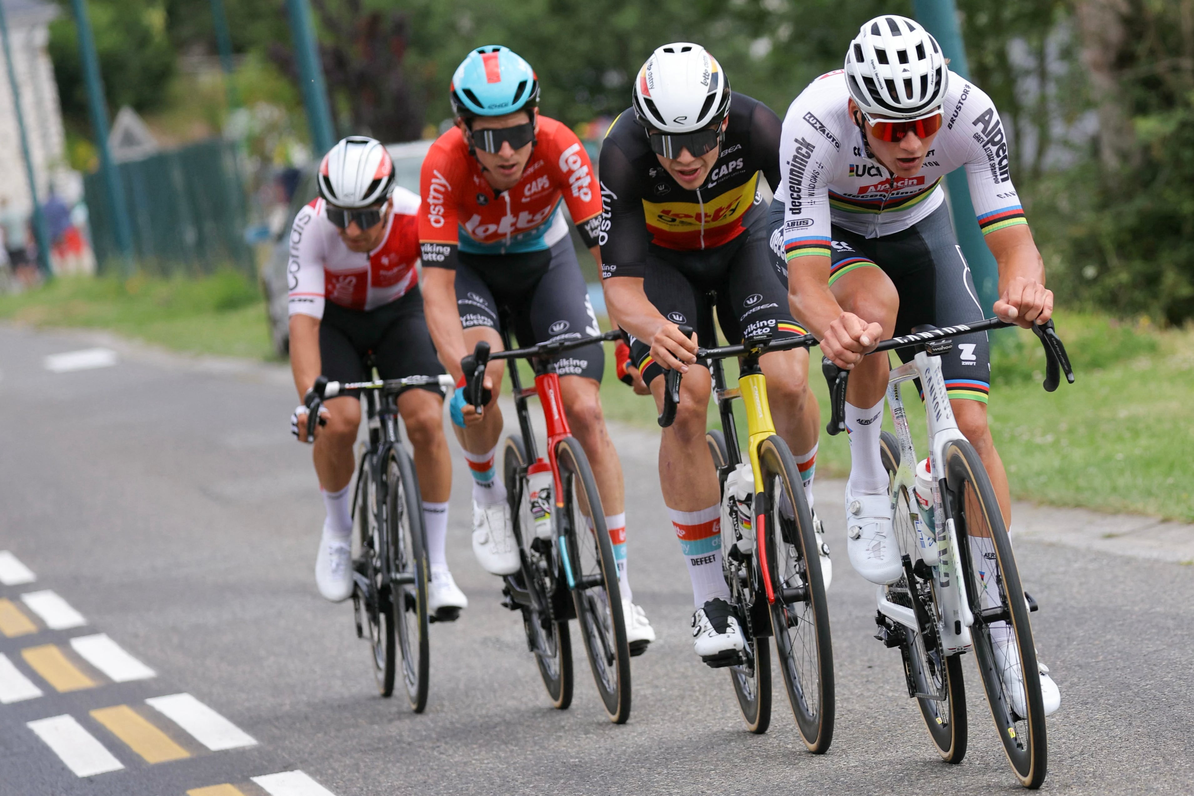 El ciclista belga del equipo Alpecin-Deceuninck Mathieu Van Der Poel (R), avanza en bicicleta por delante del ciclista belga del equipo Lotto Dstny Arnaud De Lie (2do R), el ciclista belga del equipo Lotto Dstny Cedric Beullens (2do L) y el ciclista francés del equipo Cofidis Bryan Coquard (L) ) en una escapada durante la 14.ª etapa de la 111.ª edición de la carrera ciclista del Tour de Francia, 151,9 km entre Pau y Saint-Lary-Soulan Pla d'Adet, en los Pirineos, en el suroeste de Francia, el 13 de julio de 2024. (Foto de Thomas SAMSON / AFP)