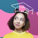 joven estudiante no binario con birrete mirando formas abstractas