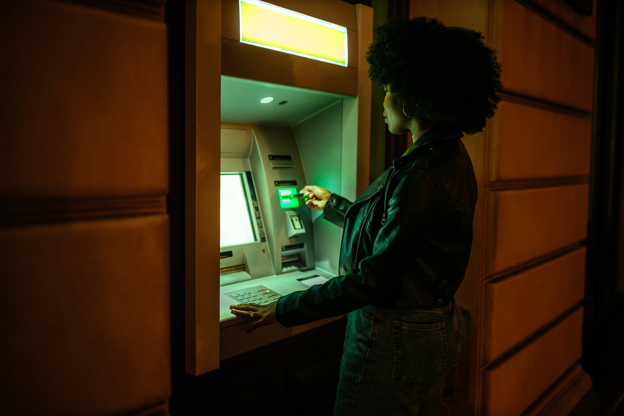 Evitar los cajeros en horarios solitarios puede reducir posibles situaciones de riesgo.