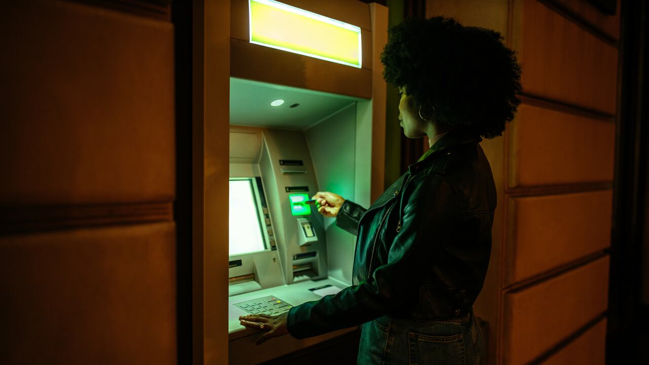 Evitar los cajeros en horarios solitarios puede reducir posibles situaciones de riesgo.