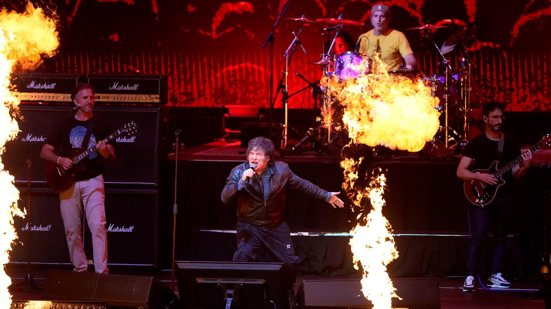 El presidente Javier Milei canta mientras presenta su nuevo libro "La construcción del milagro", en Buenos Aires, Argentina, el lunes 6 de octubre de 2025.