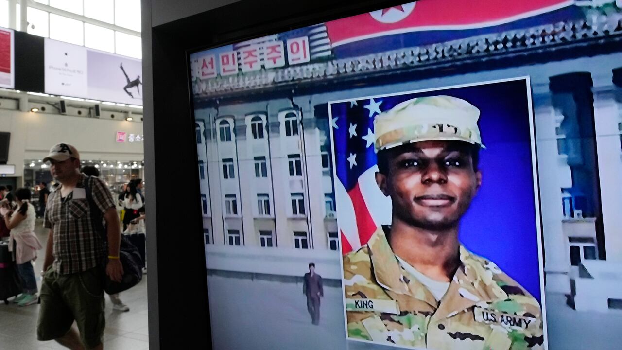 ARCHIVO - Una televisora muestra una imagen de archivo del soldado estadounidense Travis King durante un programa noticioso visto en la estación de tren de Seúl, Corea del Sur, el 16 de agosto de 2023. (AP Foto/Ahn Young-joon, Archivo)