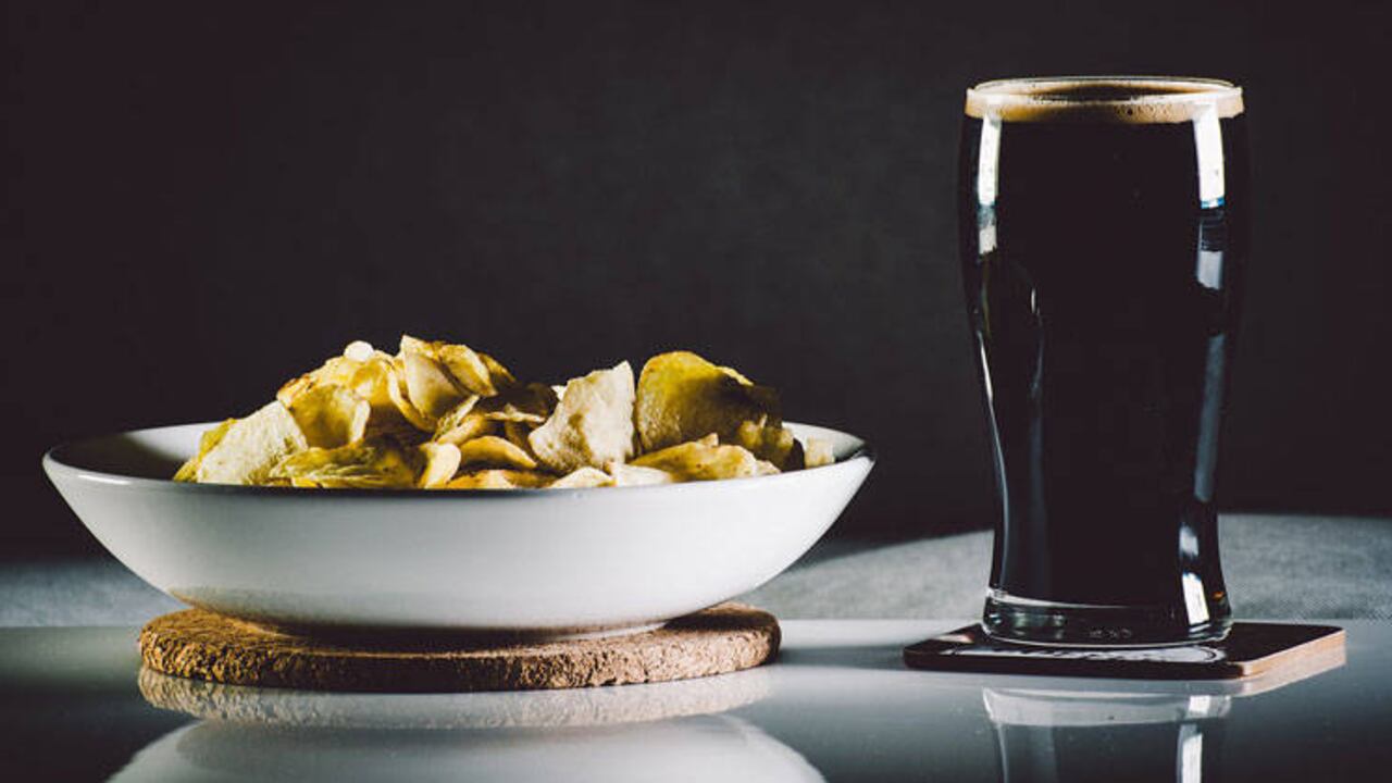 Si se bebe con frecuencia, es probable que también nos alimentemos de una forma poco saludable con frecuencia.