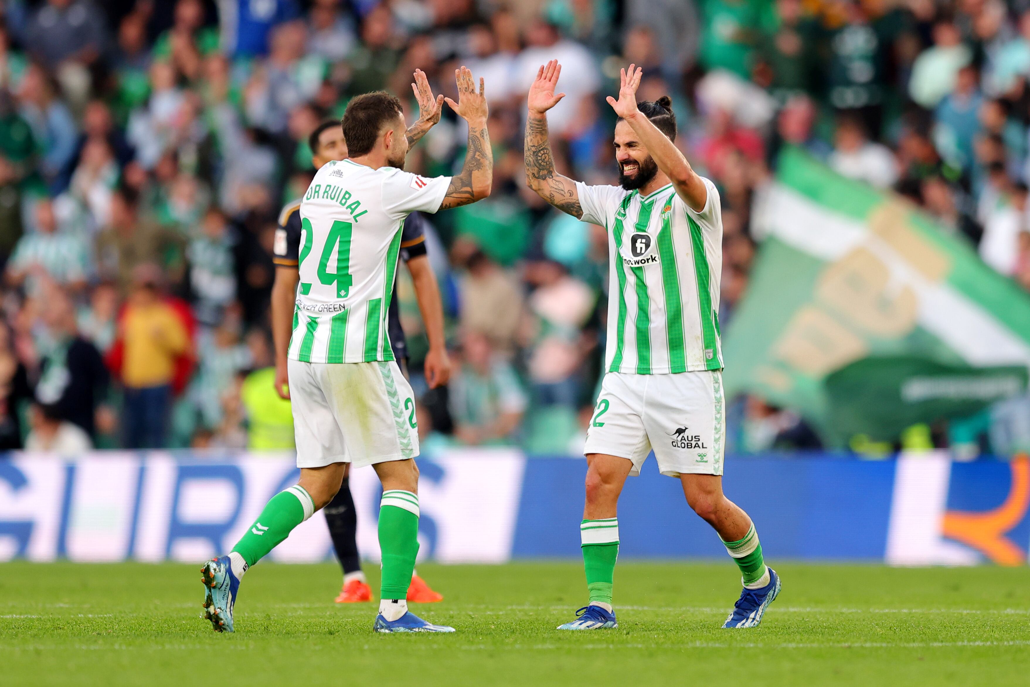 Aitor Ruibal del Real Betis (en segundo plano) celebra el primer gol de su equipo con su compañero Isco durante el partido de LaLiga EA Sports entre el Real Betis y el Real Madrid CF en el Estadio Benito Villamarín el 09 de diciembre de 2023 en Sevilla, España.