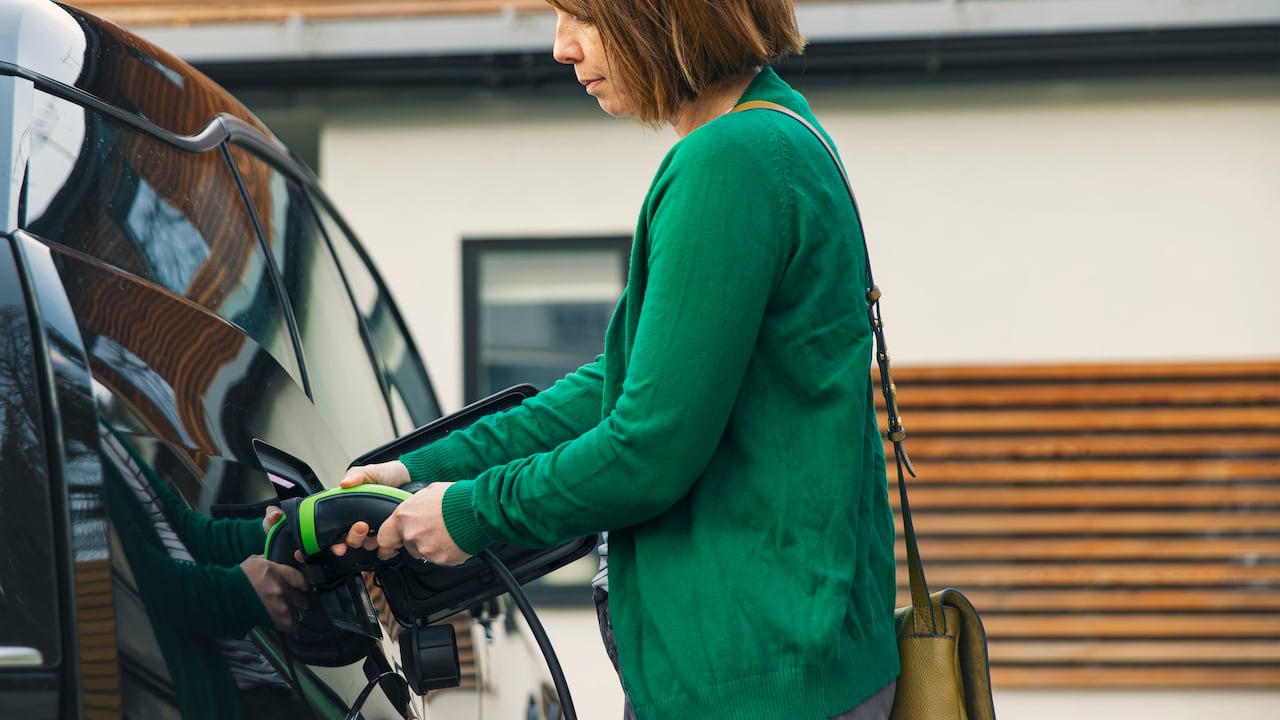 Muchos conductores tienen dudas sobre el funcionamiento de los carros eléctricos.