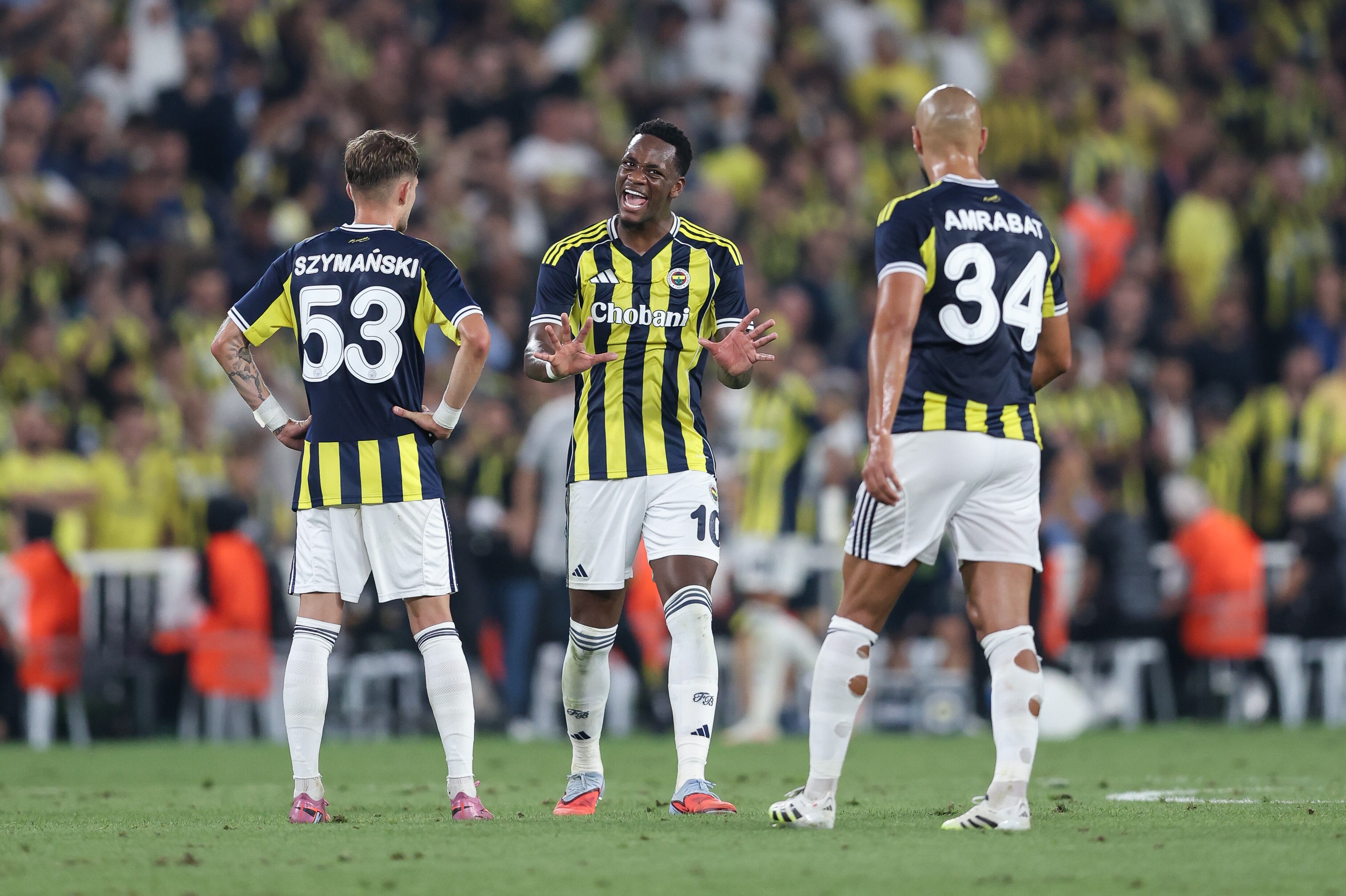 Jhon Jáder Durán en partido oficial con Fenerbahce