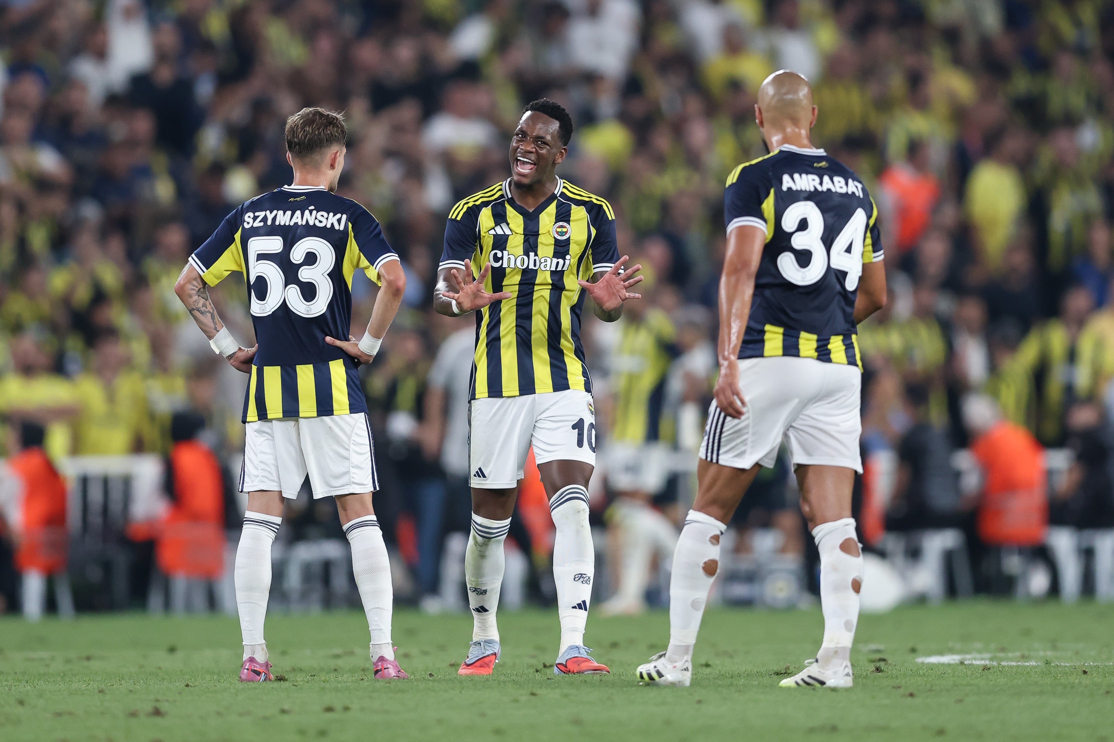 Jhon Jáder Durán en partido oficial con Fenerbahce